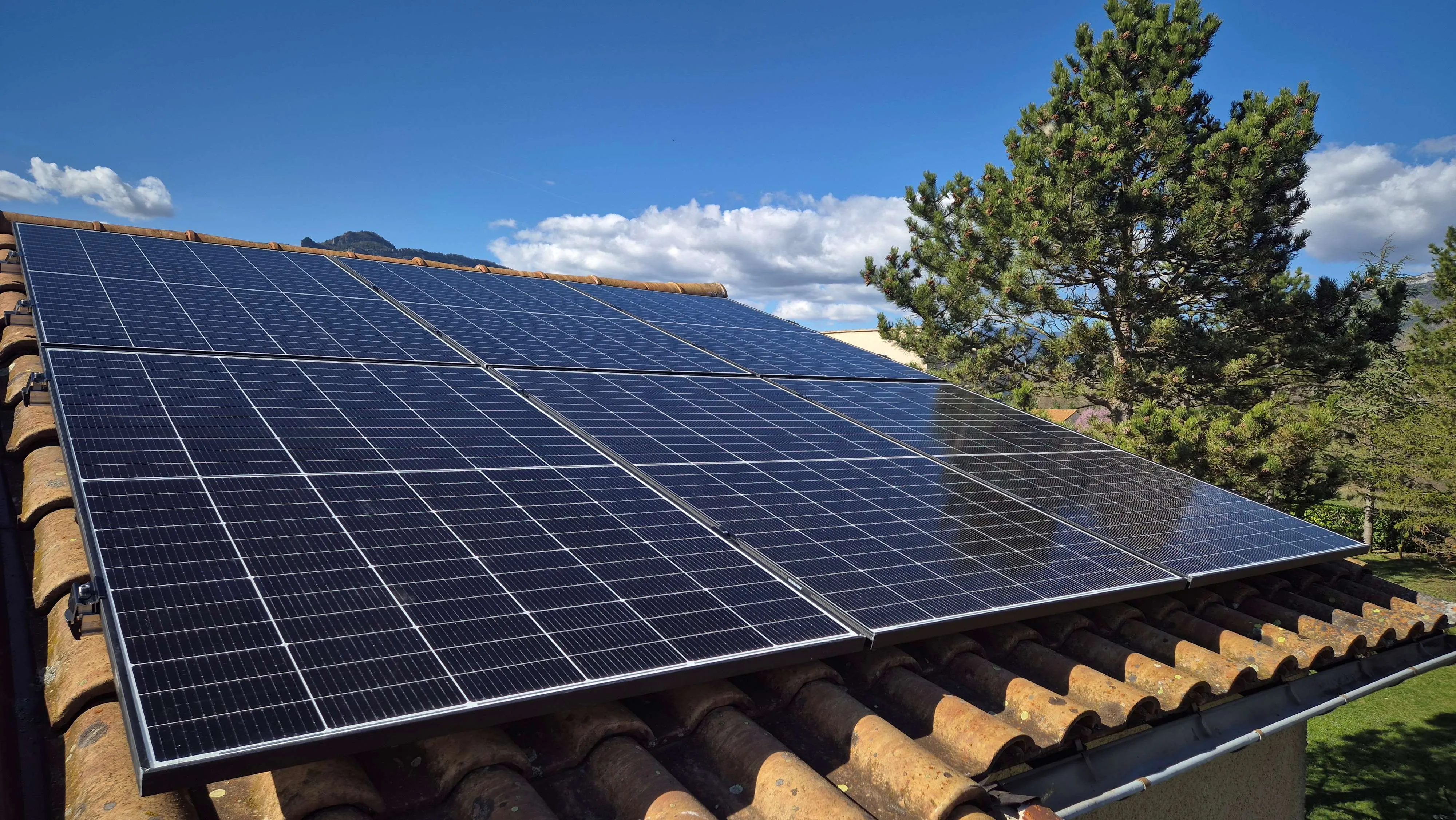 Panneaux photovoltaïques installés sur une toiture dans le Diois