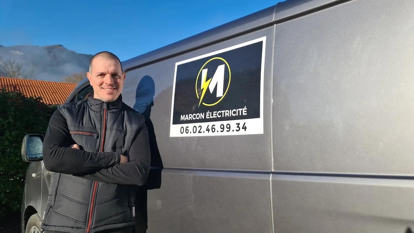 Loïc Marcon devant son véhicule Marcon Électricité