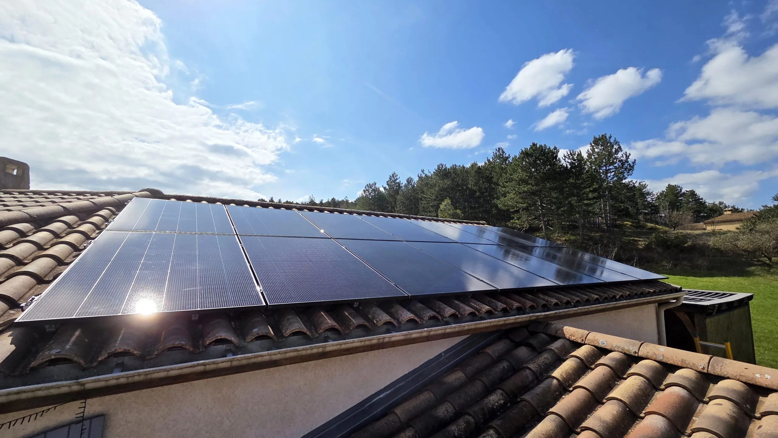 Panneaux photovoltaïques installés sur une toiture